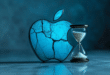 Un logo Apple fissuré ou une pomme croquée avec un sablier à côté, illustrant le retard de la marque face aux évolutions rapides de l’intelligence artificielle